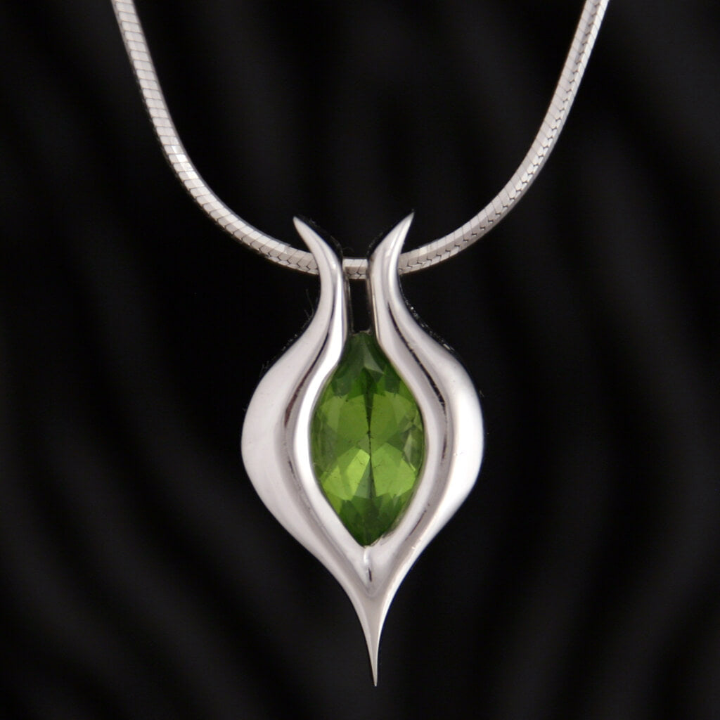 “On Point” – SS Pendant, marquise peridot